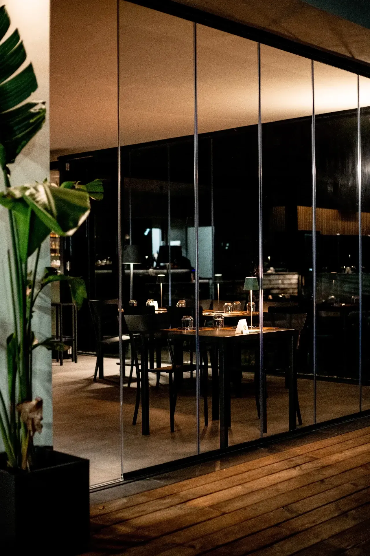 Sala interna elegante del ristorante Koura