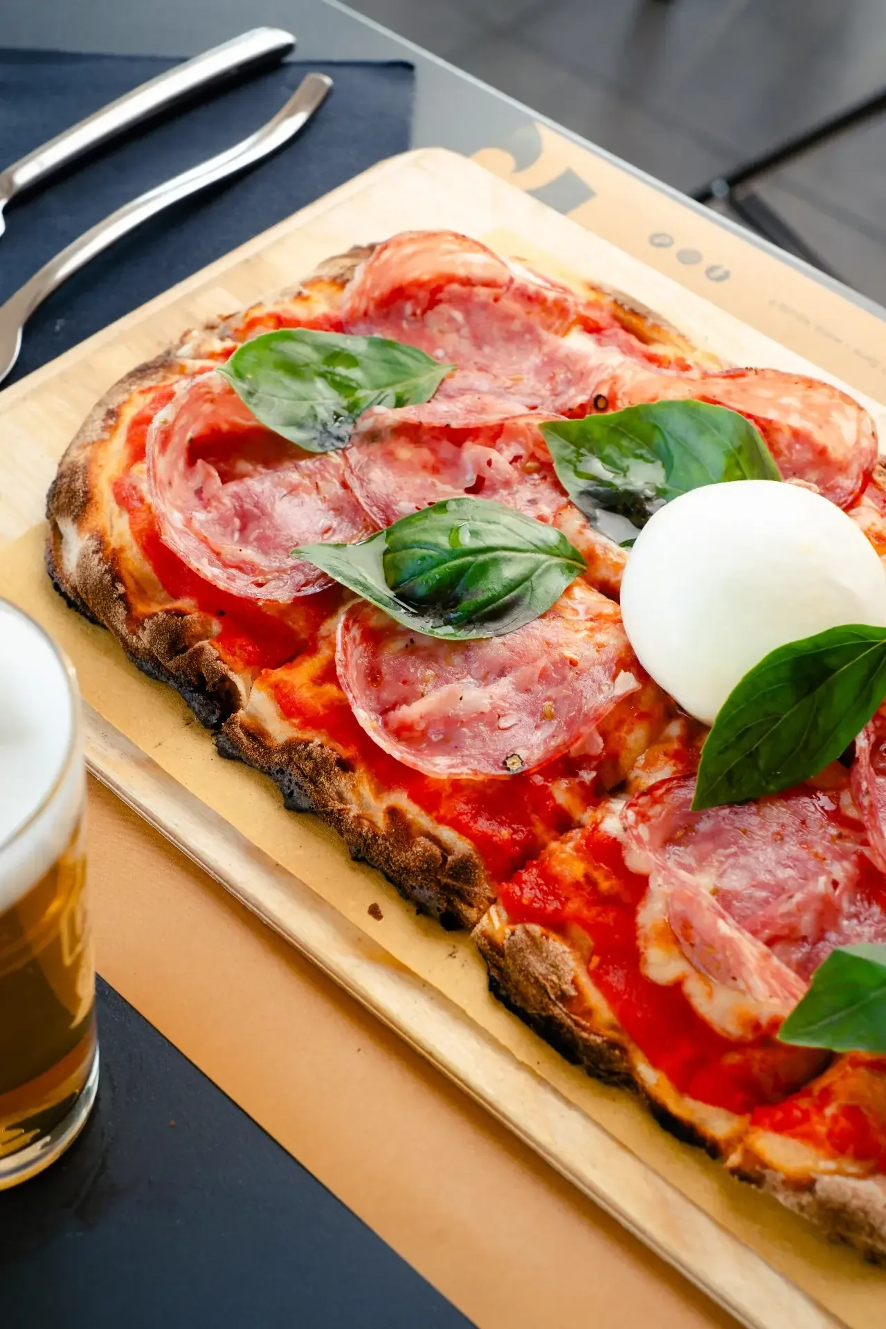 Pizza gourmet con salumi e mozzarella - Koura Restaurant