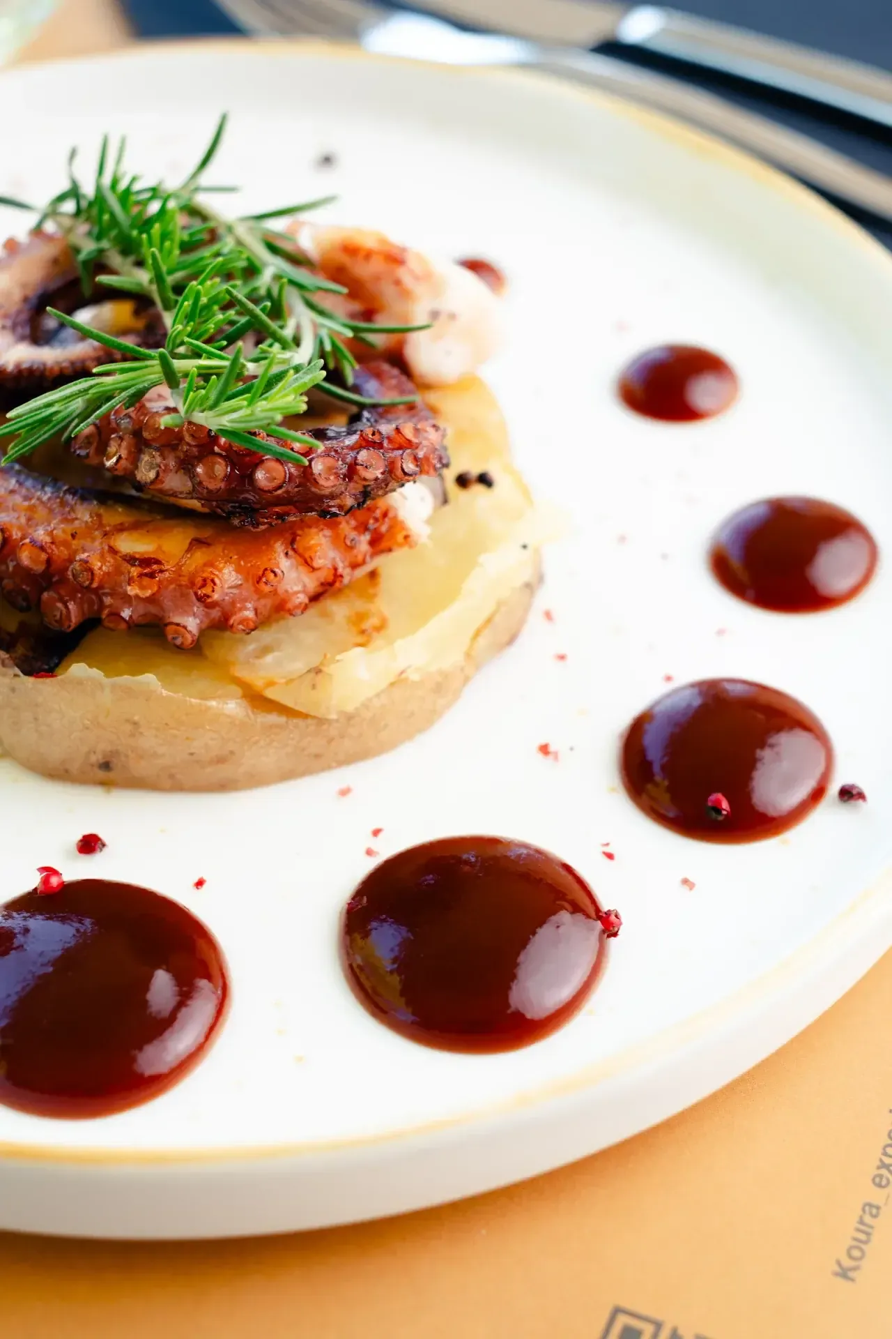 Polpo su purea con salsa - Cucina gourmet Koura