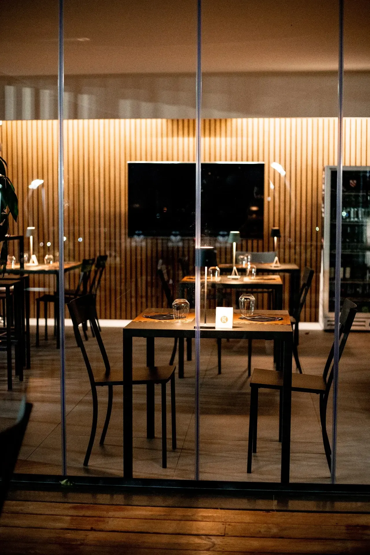 Sala interna del ristorante Koura con tavoli eleganti