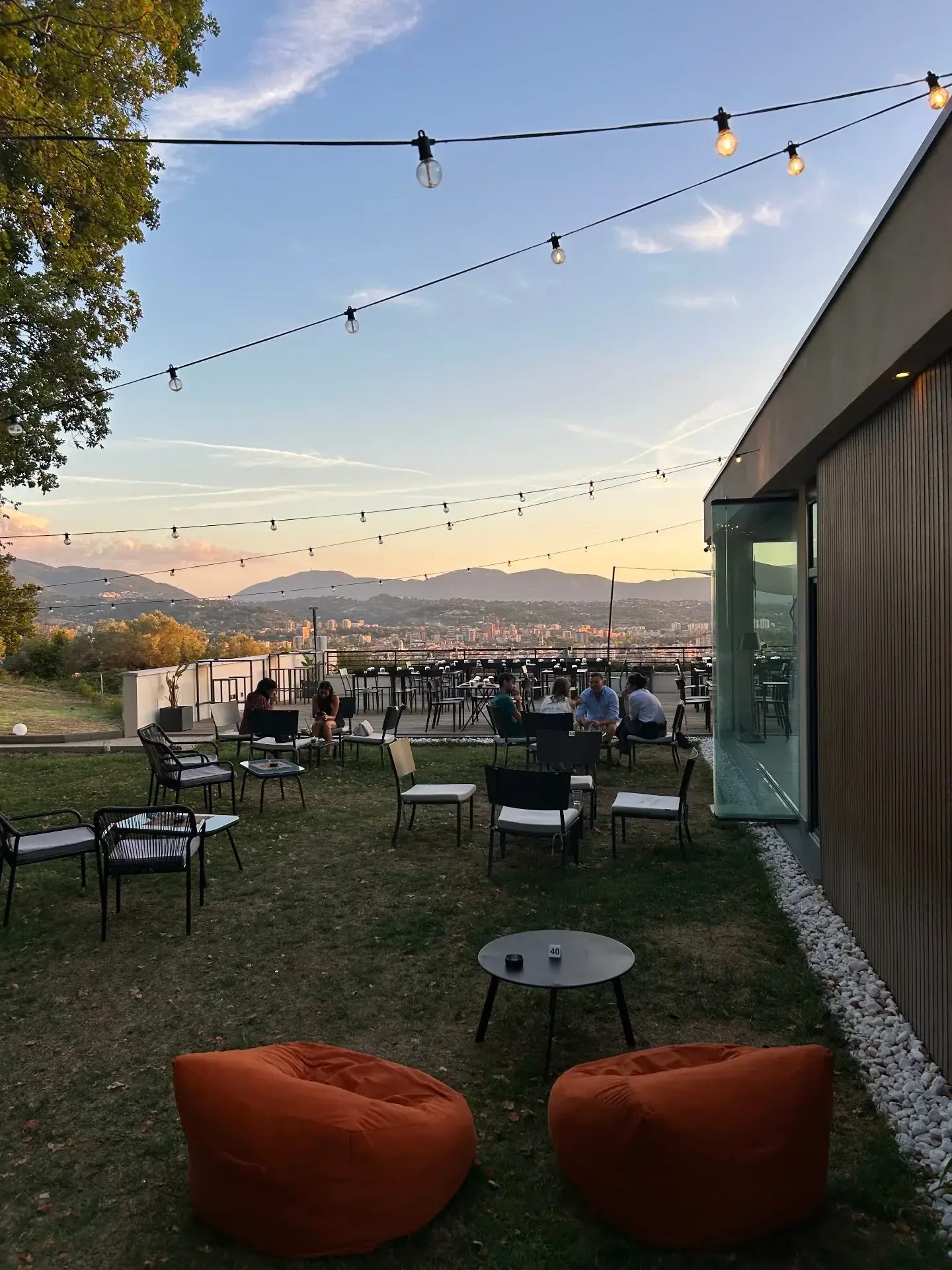 Terrazza Koura di sera con luci atmosferiche e vista panoramica
