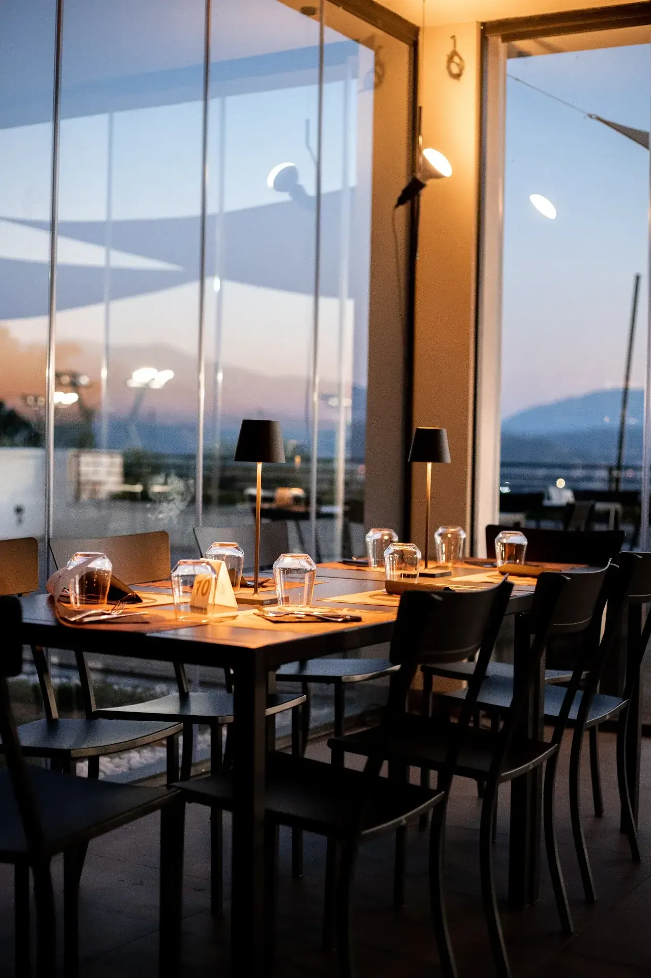 Cena al tramonto nel ristorante Koura con vista panoramica