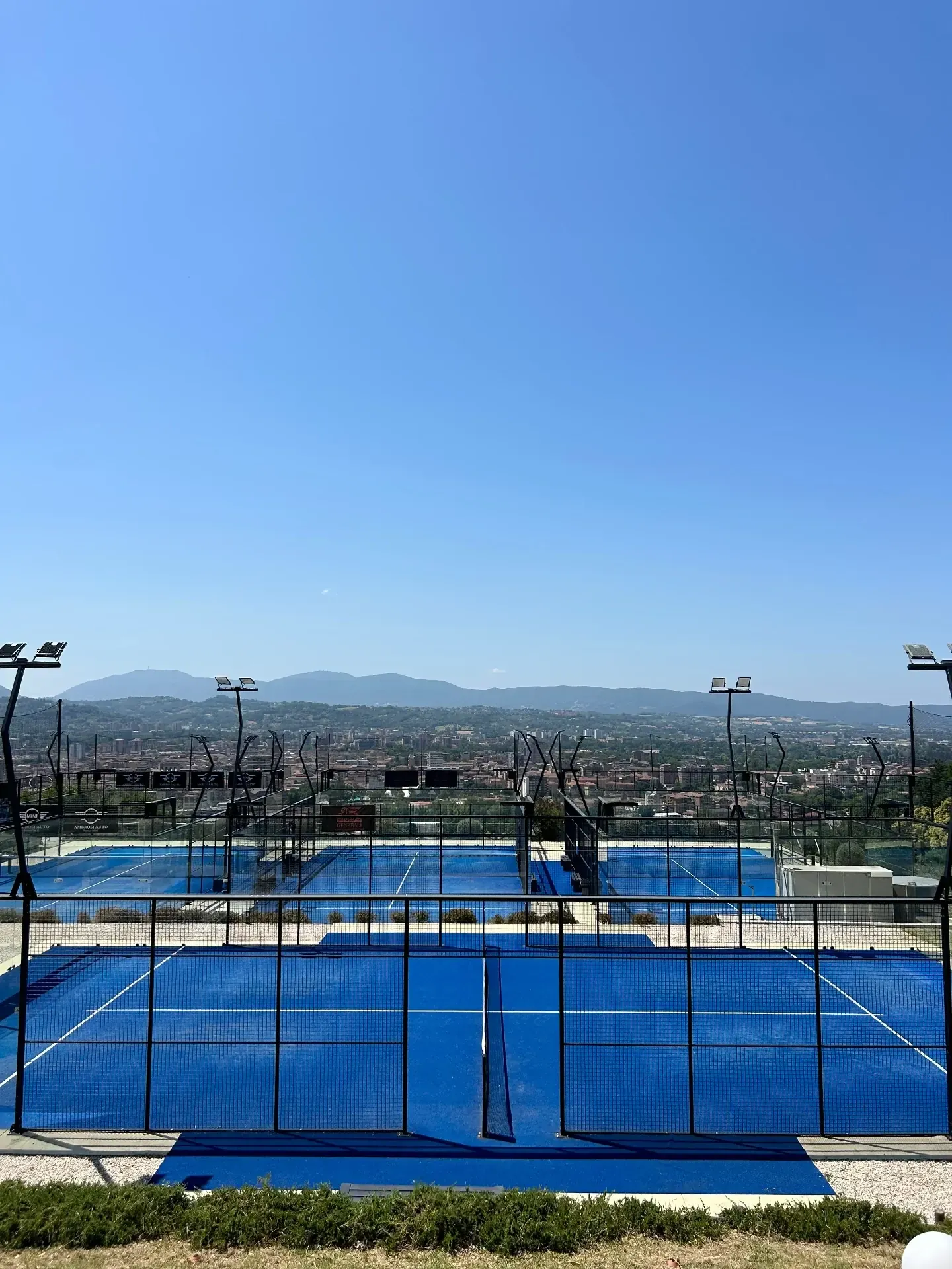 Vista dall'Alto Vista aerea dei campi da padel con panorama sulla città