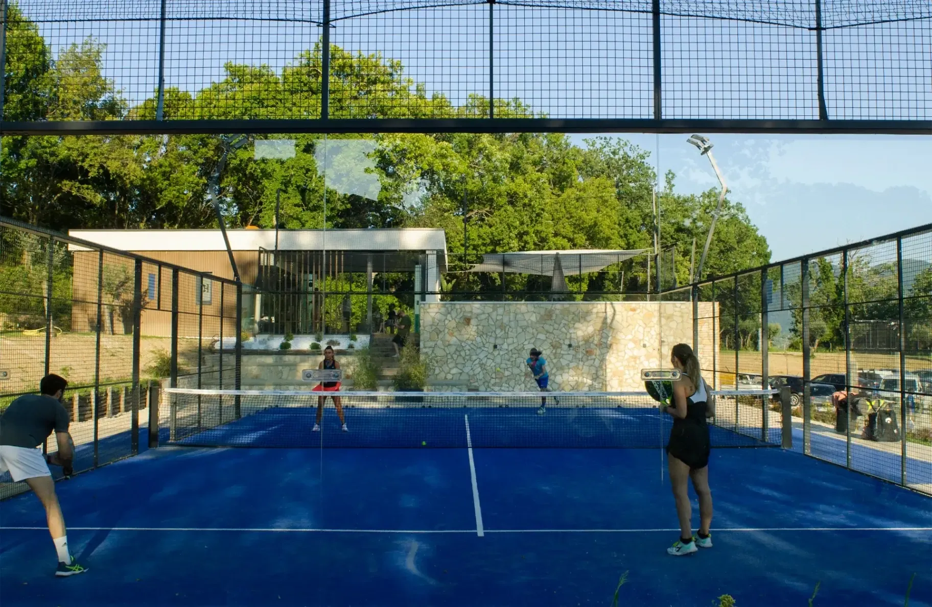 Padel nella Natura Campi da padel immersi nel verde con vista sulle montagne