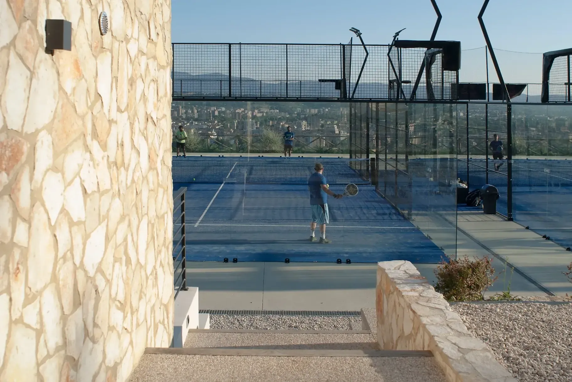 Campo da padel con vista panoramica sulle colline ternane