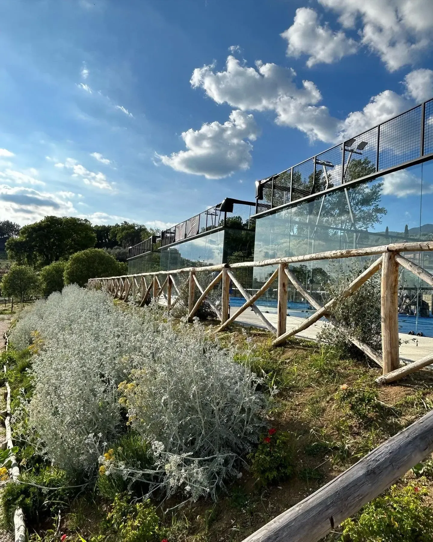 Vista Mozzafiato Campi da padel con recinzione naturale e vista sul paesaggio